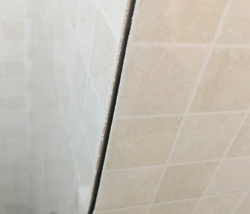 呈贡瓷砖空鼓维修公司分享阳台瓷砖脱落的修复过程可以分为以下几个步骤