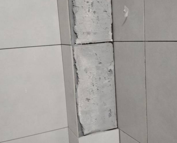 呈贡瓷砖空鼓维修公司分享下瓷砖施工前基层浇水润湿程度不足，可能导致以下问题