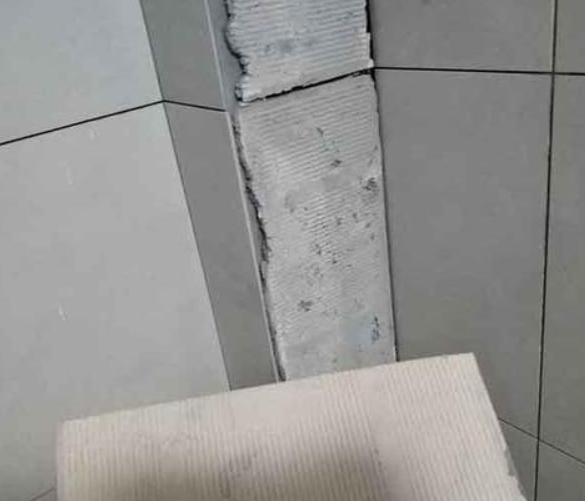 呈贡瓷砖空鼓维修公司分享下厨房瓷砖脱落的补救措施。